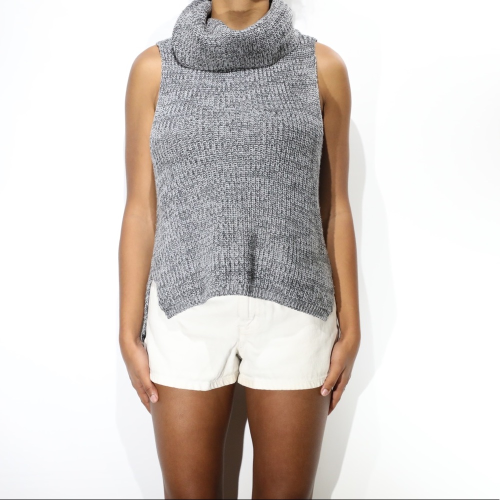 Sleeveless turtle neck sweater